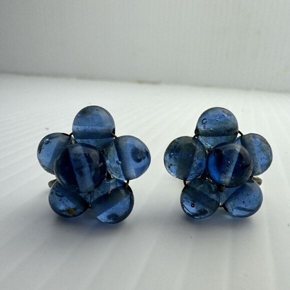 Vintage Clip On Earrings Lucite Blue Round Flower Silver Tone Metal Screw Back - Picture 5 of 7